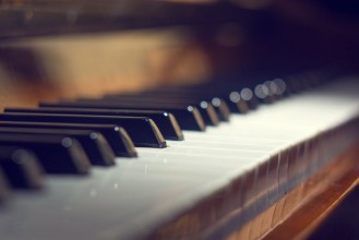 Εικόνα της Piano keyboard background with selective focus