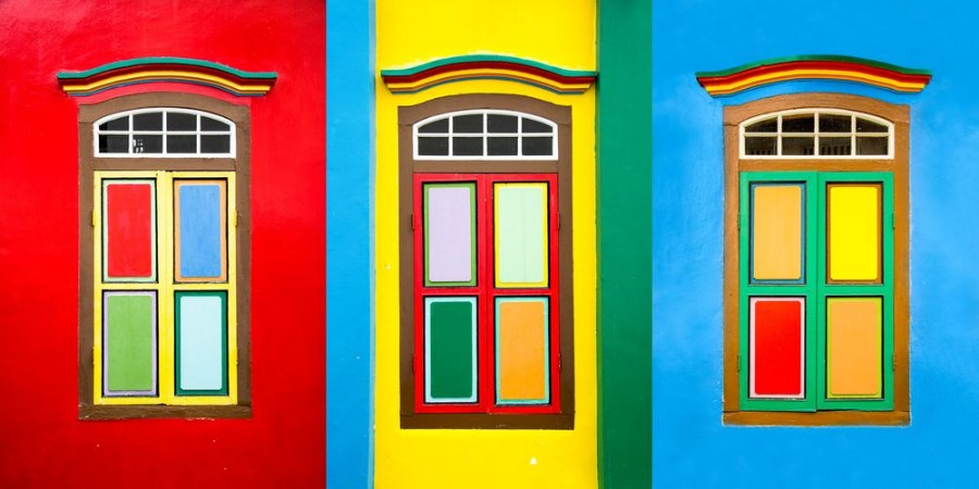 Afbeeldingen van Collage of 3 colorful windows on the facade of a house in Little India Singapore