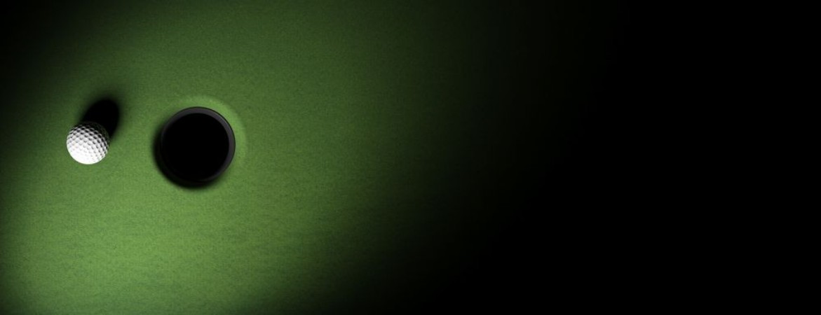 Afbeeldingen van Golf ball on green turf banner