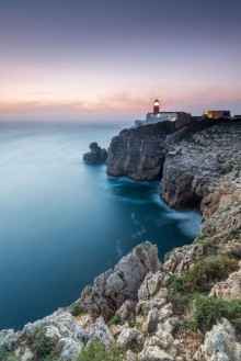 Bild på Anochecer desde acantilado con faro iluminando