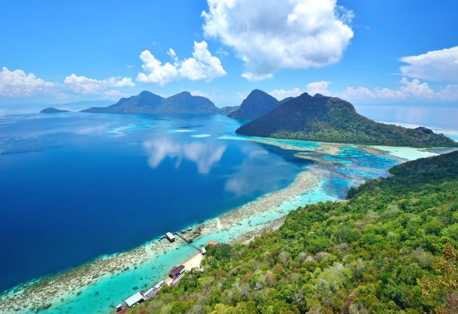 Afbeeldingen van Aerial view of tropical island of Bohey Dulang near Siapdan Island Sabah Borneo Malaysia