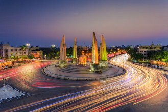 Obrazek Democracy monument during twilight timeThailand