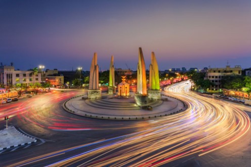 Afbeeldingen van Democracy monument during twilight timeThailand