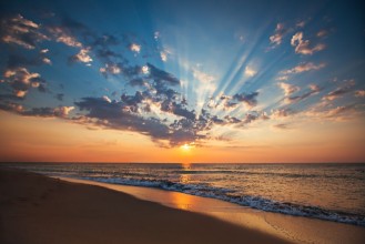 Pilt Beautiful cloudscape over the sea sunrise shot