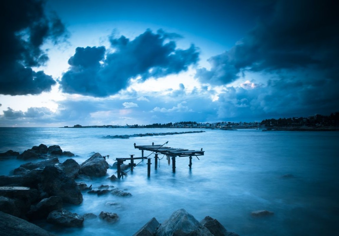 Afbeeldingen van Dramatic sunset on the Mediterranean Sea the pier was destroyed