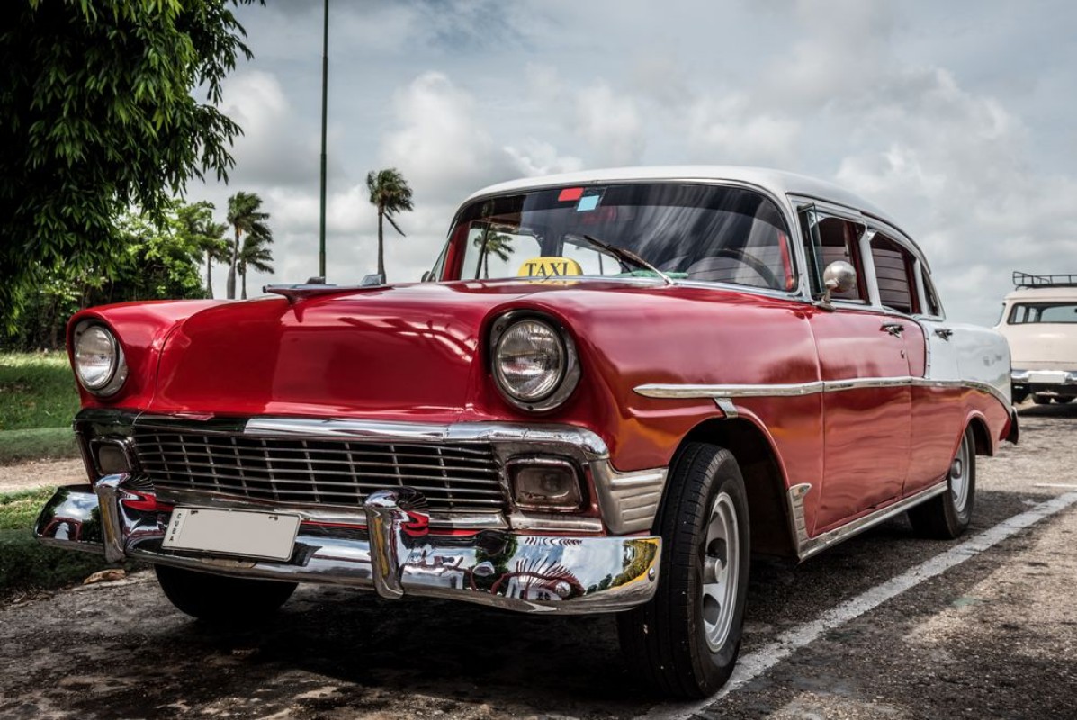 Afbeeldingen van HDR Kuba Varadero roter Oldtimer parkt am Seitenrand