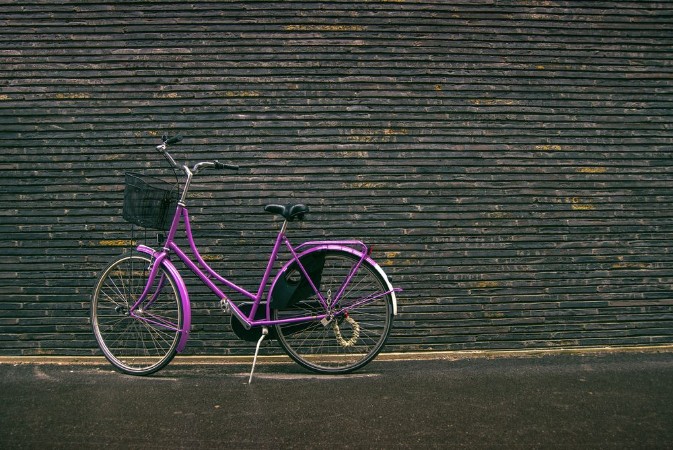 Image de Classic Vintage Purple Hipster Bicycle on the Street