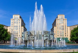 Afbeeldingen van Fountain at the Strausberger Platz in the district of Friedrichshain Berlin