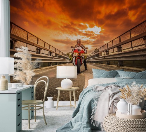 Afbeeldingen van Moto da strada pronta alla partenza sotto un cielo rosso al tramonto