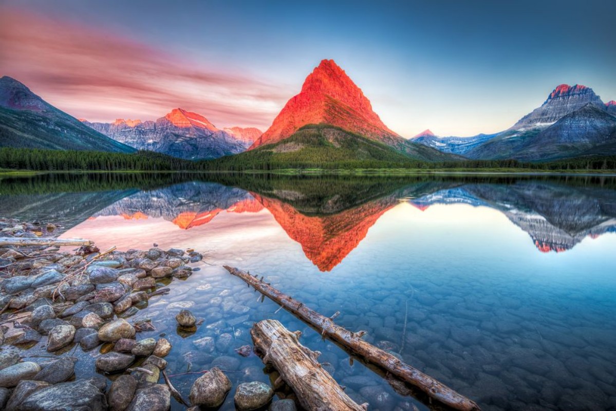 Image de Swiftcurrent Lake at Dawn