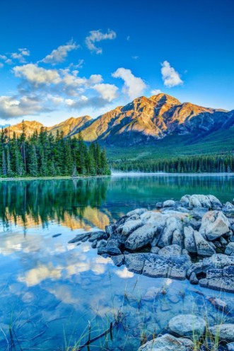 Afbeeldingen van Canadian Landscape Sunrise at Pyramid Lake in Jasper National Park