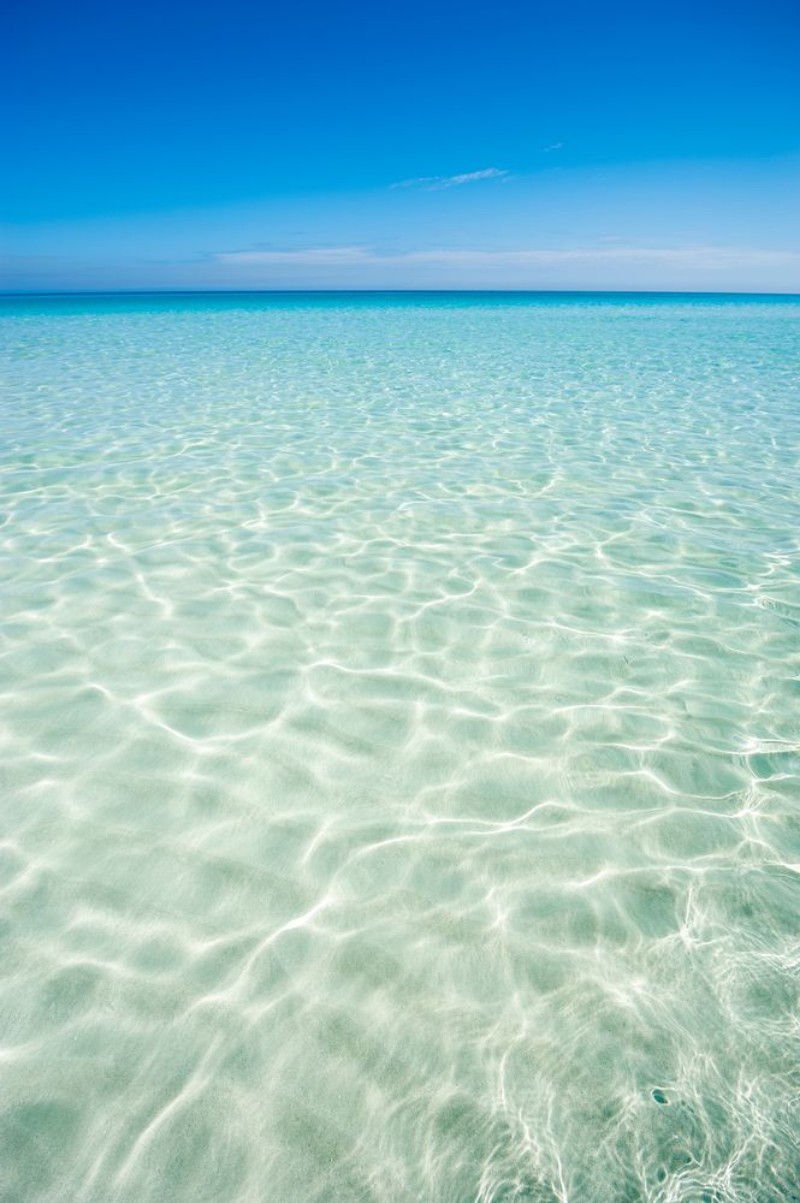 Afbeeldingen van Shore of classic turquoise Caribbean Sea dream beach under bright blue sky near the resort town of Varadero Cuba