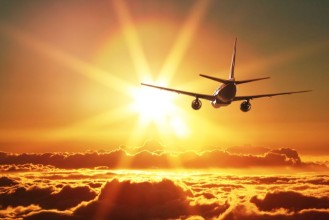 Εικόνα της Plane is taking off at sunset