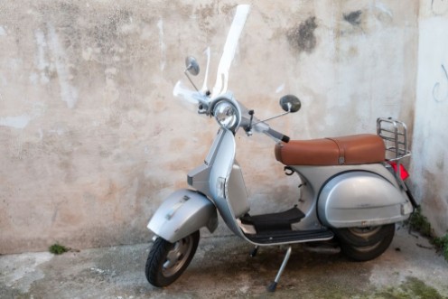 Afbeeldingen van Classical yellow scooter stands parked