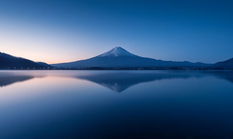 Obrázek Mountain Fuji at dawn with peaceful lake reflection