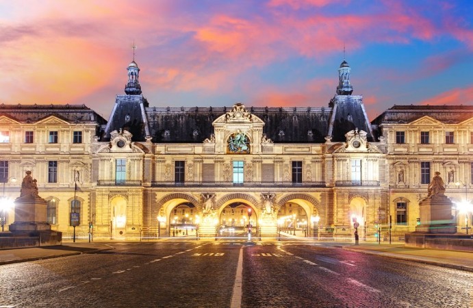 Image de Louvre Museum in Paris at sunrise France