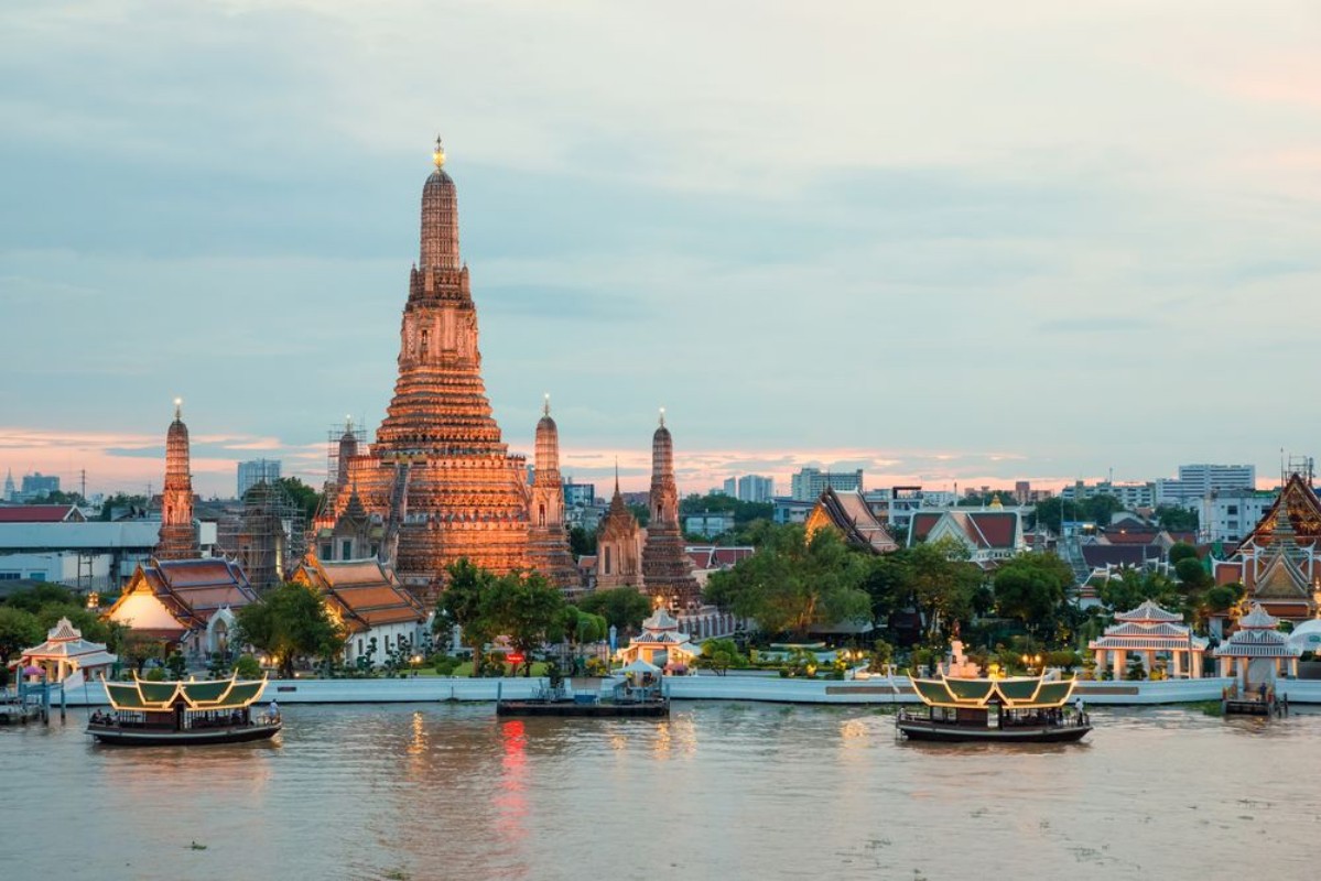 Afbeeldingen van Wat Arun and cruise ship in night Bangkok city Thailand