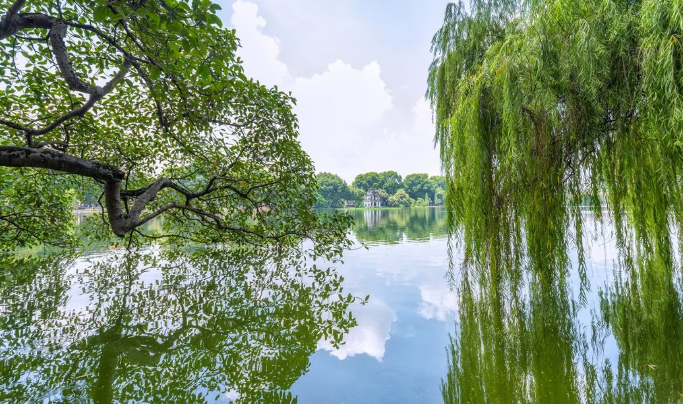 Afbeeldingen van Tortoises tower on Lake Hoan Kiem Hanoi Vietnam reflected the strain shimmering drooping willow lake romantic and quaint This is the image symbolizes Vietnam capital