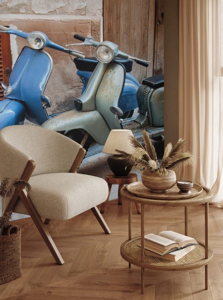 Afbeeldingen van Two vintage scooter parked in the street