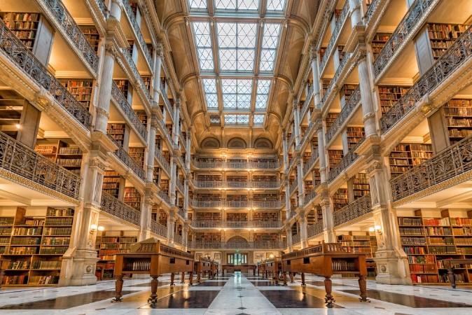 Afbeeldingen van Antique and rare Books Shelf
