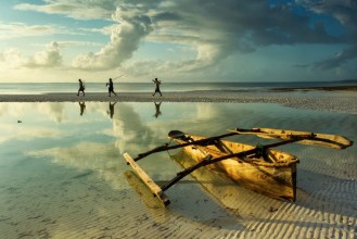 Afbeeldingen van Traditional fisher boat in Zanzibar with people going to fish on