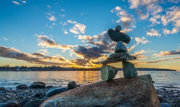 Bild på Inukshuk in the sunset on the beach